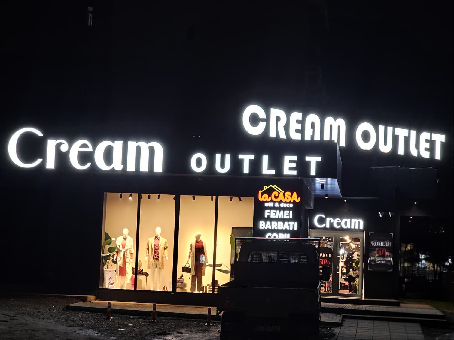 Reclame luminoase personalizate în Iași – panouri și firme luminoase pentru afaceri locale